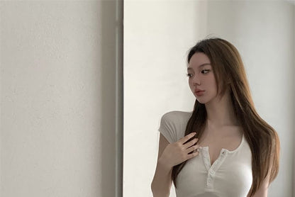 Short-Sleeve Scoop Neck Plain Crop T-Shirt / High Waist Contrast Trim Hot Pants