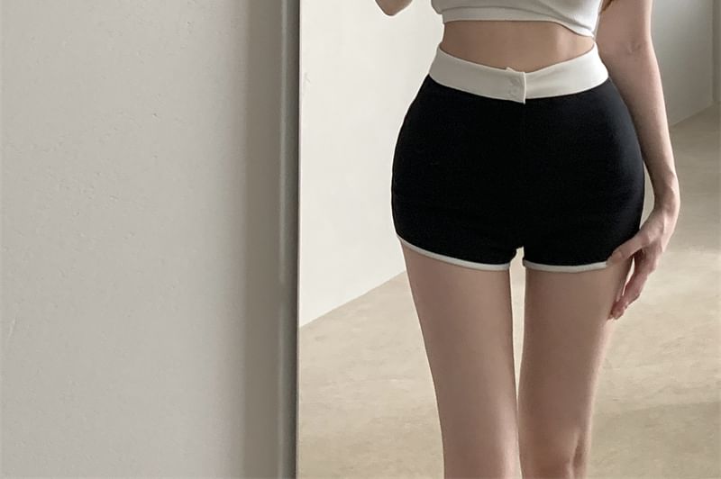 Short-Sleeve Scoop Neck Plain Crop T-Shirt / High Waist Contrast Trim Hot Pants