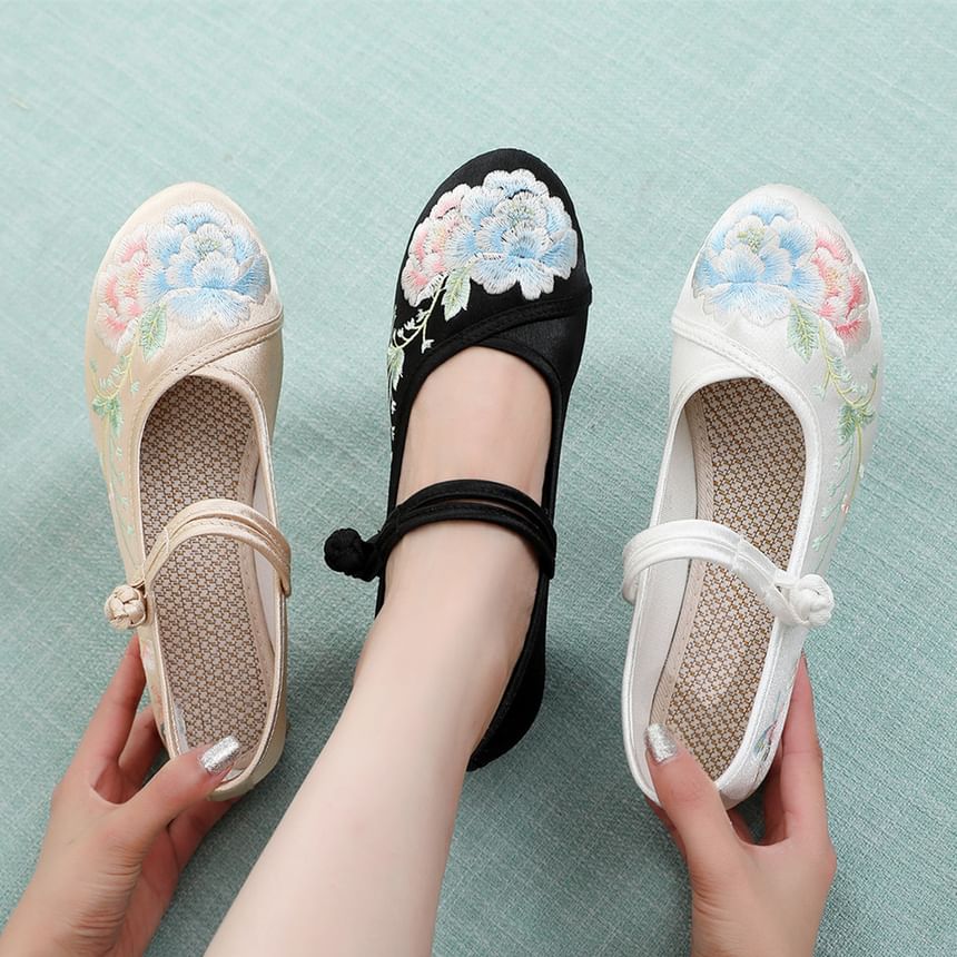 Block Heel Floral Embroidery Pumps