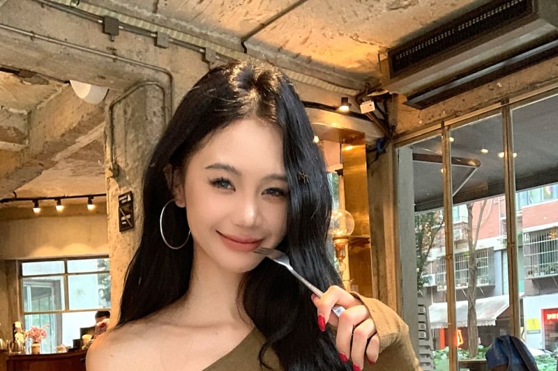 Long-Sleeve Asymmetrical Neck One-Shoulder Plain Crop Slim Fit T-Shirt