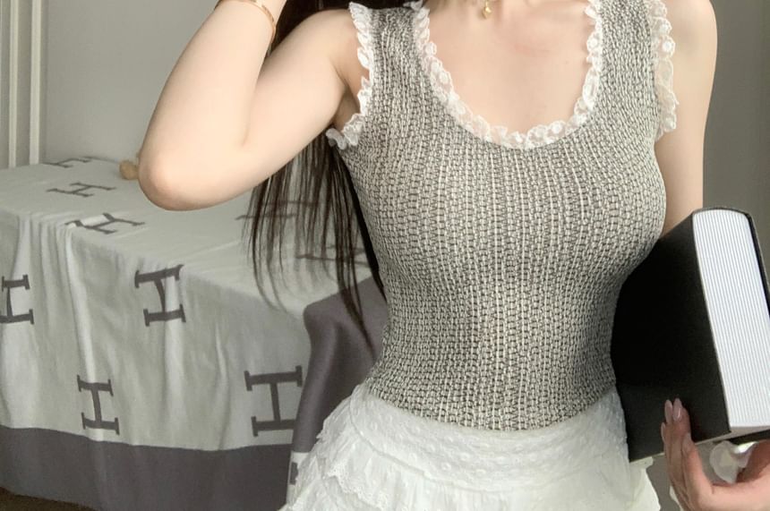 Scoop Neck Lace Trim Crop Slim Fit Tank Top