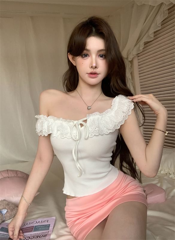 Short-Sleeve Off-Shoulder Plain Lace Trim Cropped T-Shirt