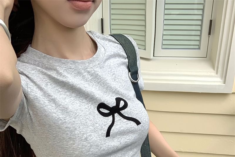 Short-Sleeve Round Neck Bow Print Cropped T-Shirt