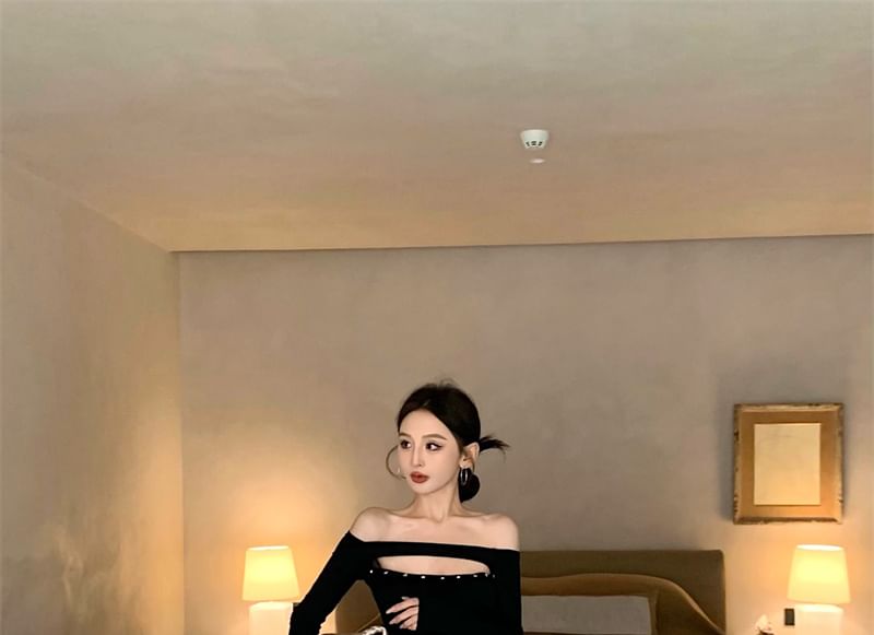 Long-Sleeve Off-Shoulder Plain Studded Cropped T-Shirt / Low Rise Flared Pants