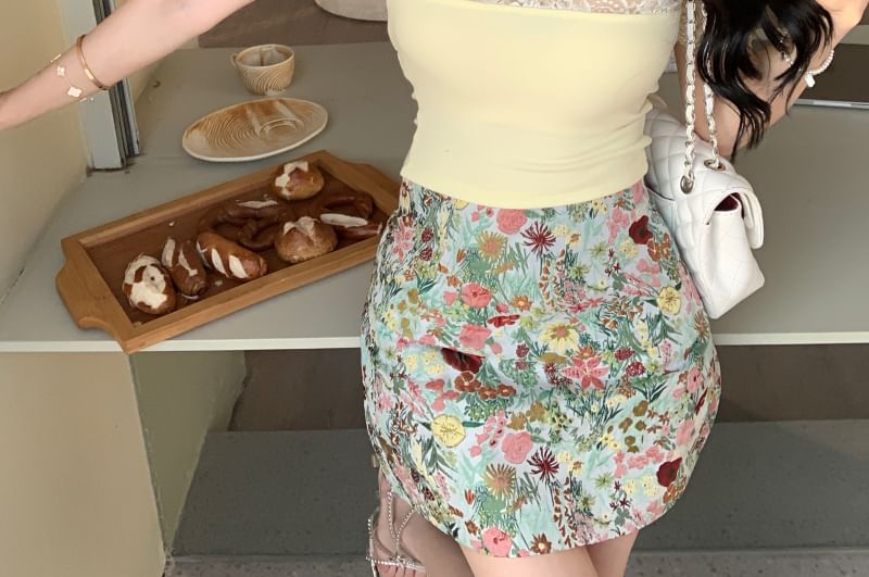 Short-Sleeve Off-Shoulder Plain Lace Trim Tee / High Rise Floral Mini Pencil Skirt