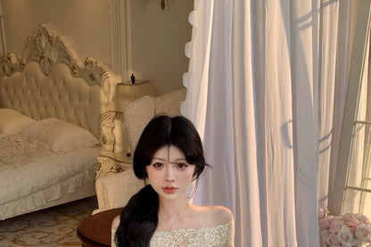 Short-Sleeve Off-Shoulder Plain Lace Trim Tee / High Rise Floral Mini Pencil Skirt