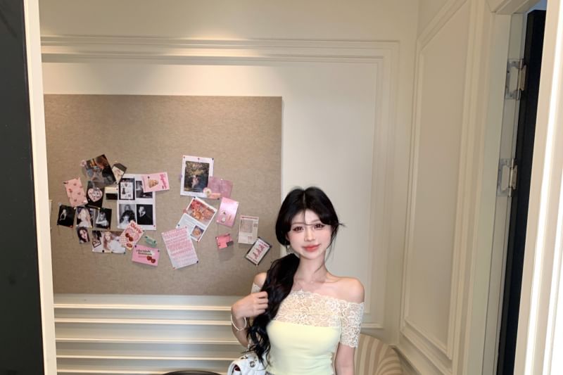 Short-Sleeve Off-Shoulder Plain Lace Trim Tee / High Rise Floral Mini Pencil Skirt