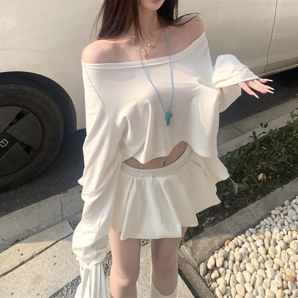 Long-Sleeve Off Shoulder Plain Crop T-Shirt / Mini A-Line Skirt