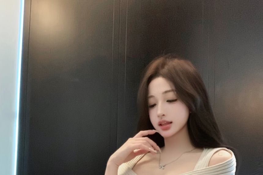 Short-Sleeve Cold Shoulder Plain Crop Top