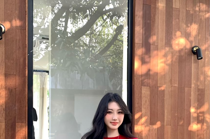 Short-Sleeve Crew Neck Plain Crop Tee / Low Rise Rhinestone Buckled Shorts