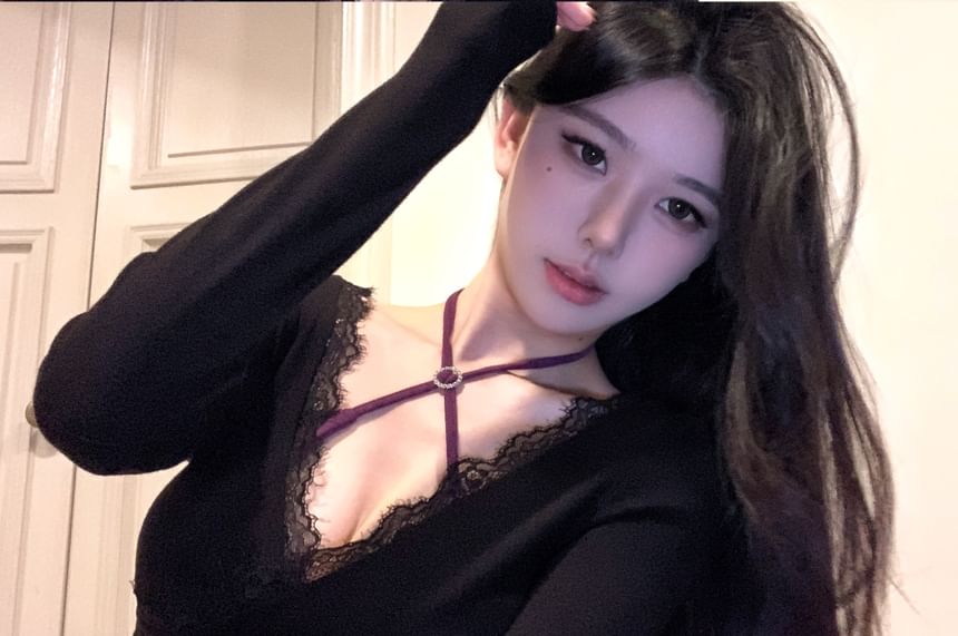 Set: Halter-Neck Crop Top + Long-Sleeve V-Neck Lace Trim Crop Tee