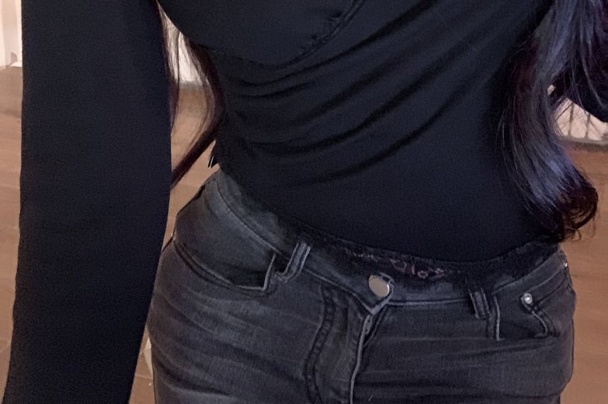 Set: Halter-Neck Crop Top + Long-Sleeve V-Neck Lace Trim Crop Tee