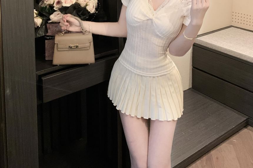 Short-Sleeve V-Neck Cold-Shoulder Plain Lace Trim Ribbed Slim Fit Tee