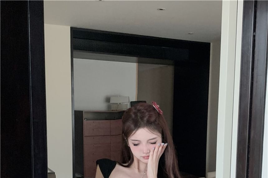 Cap-Sleeve Contrast Trim Bow Crop Slim Fit T-Shirt