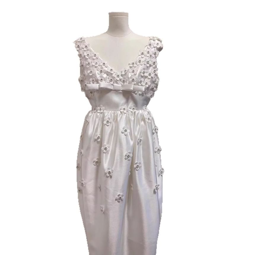 Sleeveless V-Neck Plain Flower Detail Sheath Wedding Dress