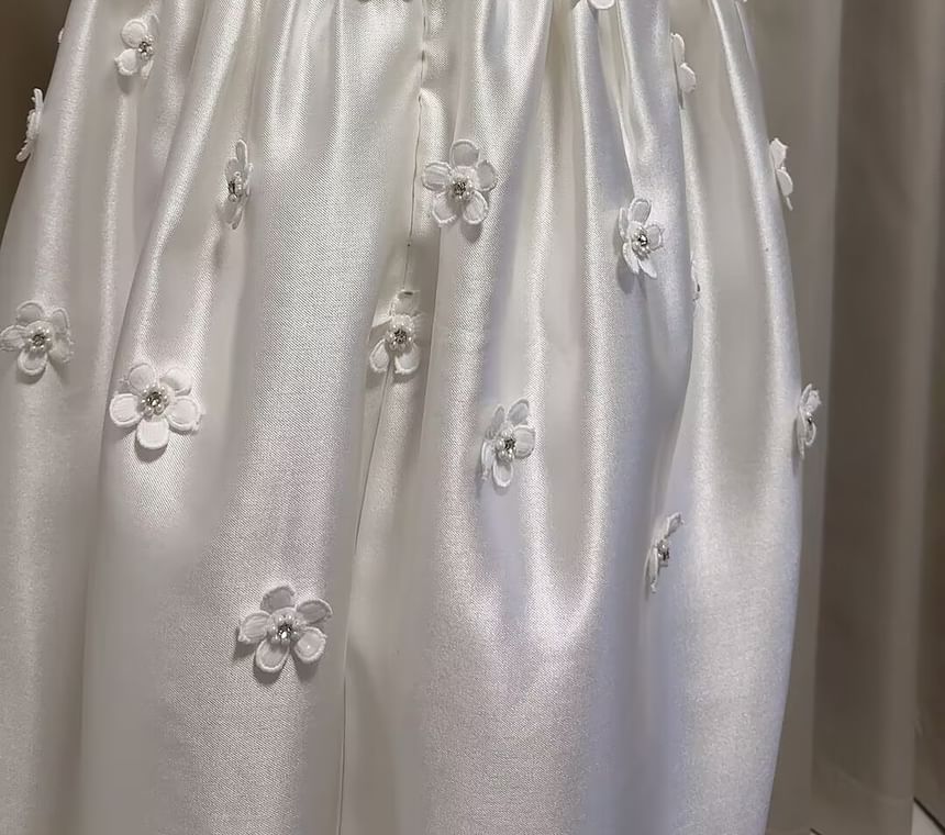 Sleeveless V-Neck Plain Flower Detail Sheath Wedding Dress