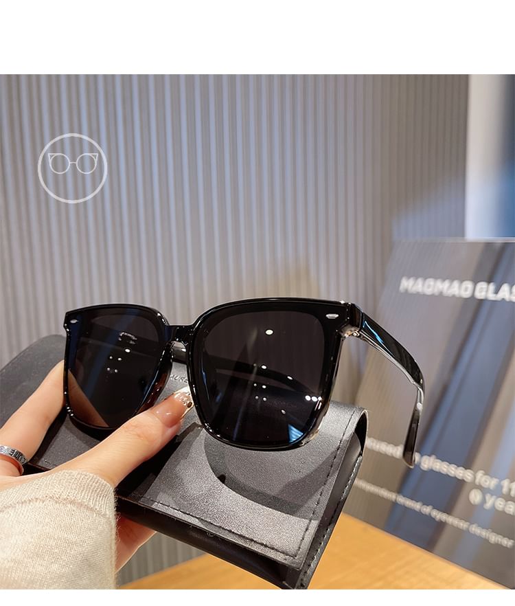 Square Polarized Sunglasses / Case / Pouch / Cleaning Cloth / Set