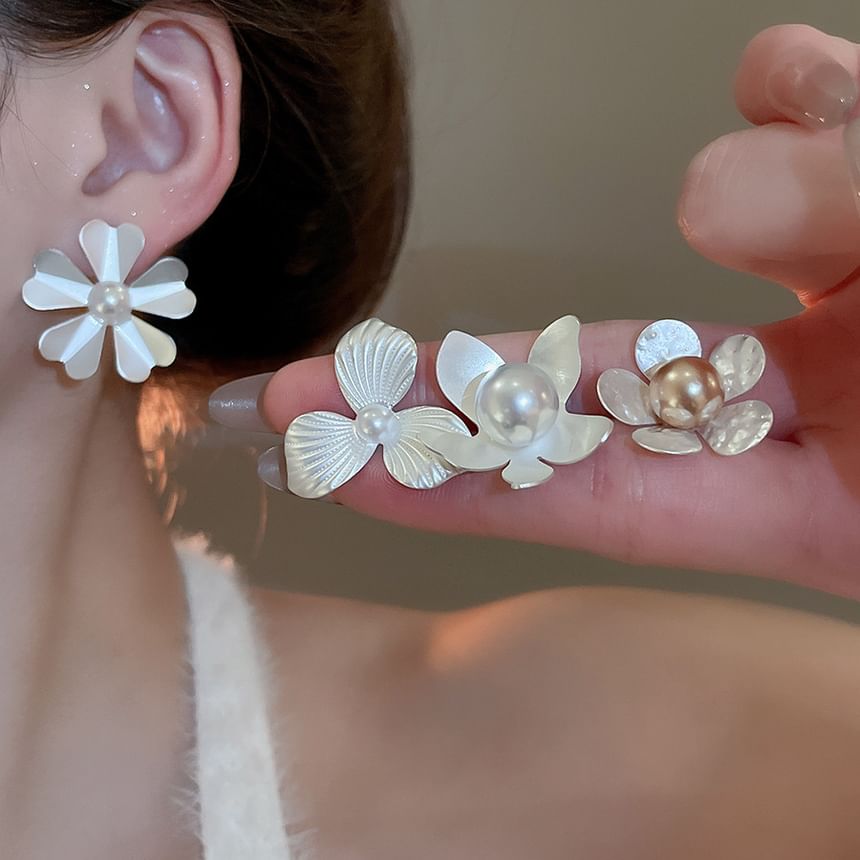 Flower Faux Pearl Stud Earring