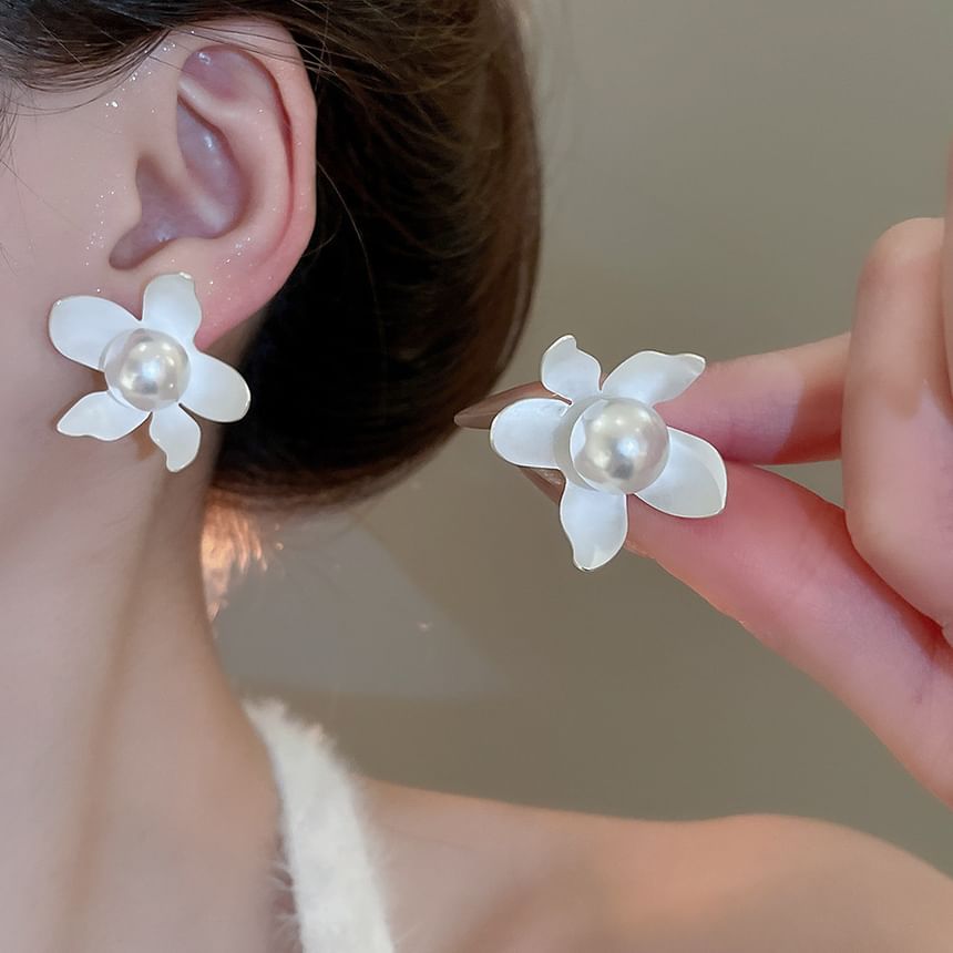 Flower Faux Pearl Stud Earring