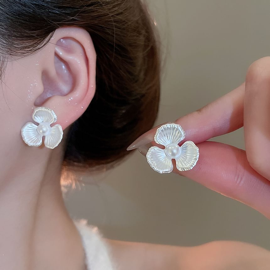 Flower Faux Pearl Stud Earring
