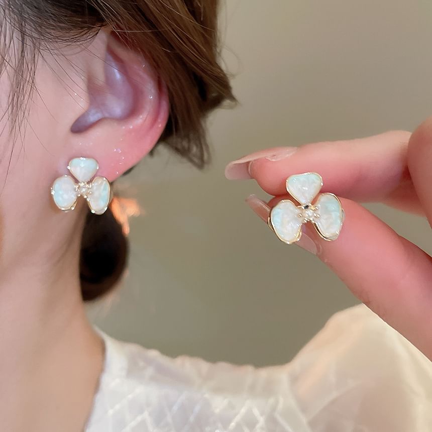 Faux Pearl Shell Flower Stud Earring