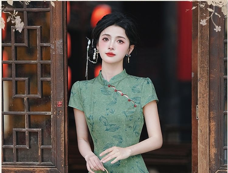 Short-Sleeve Leaf Print Side-Slit Maxi Qipao / Plain Fringed Trim Shawl / Set