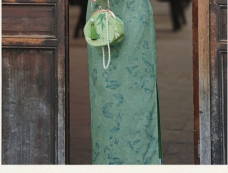 Short-Sleeve Leaf Print Side-Slit Maxi Qipao / Plain Fringed Trim Shawl / Set