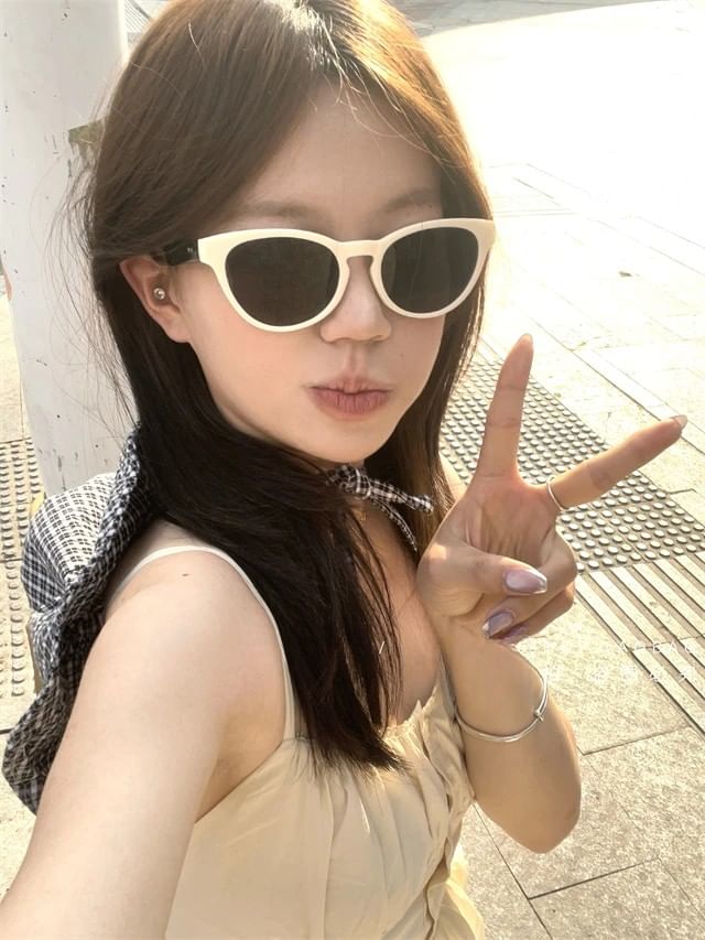 Plain Sunglasses Eye Cat