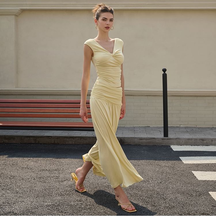 Sleeveless V-Neck Ruched Top Paired with Mid-Rise Flared Long Skirt