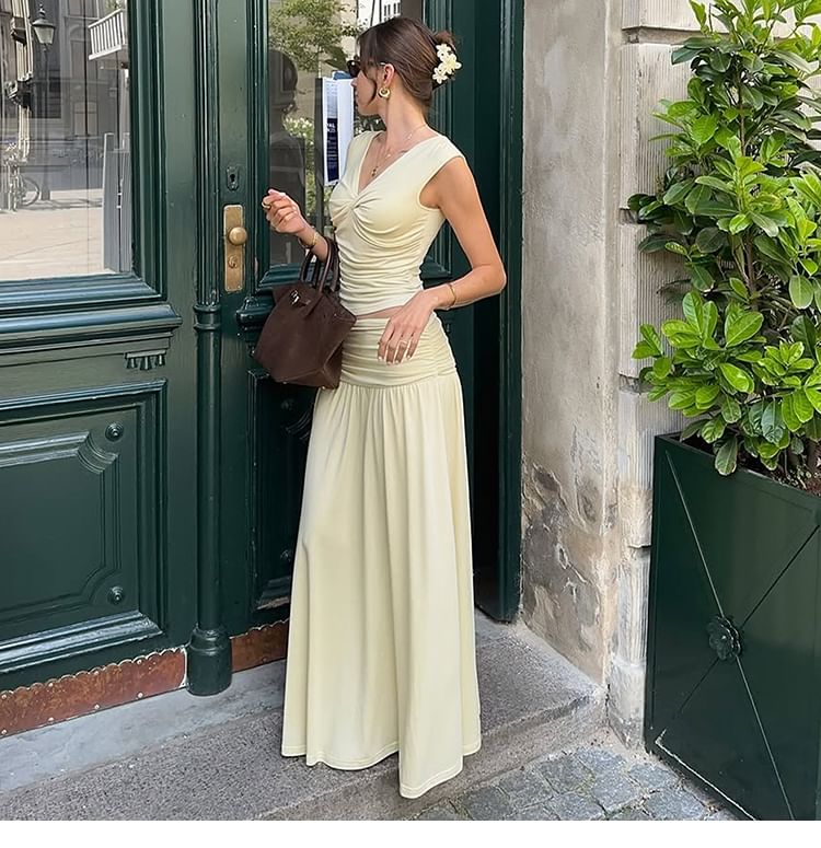 Sleeveless V-Neck Ruched Top Paired with Mid-Rise Flared Long Skirt