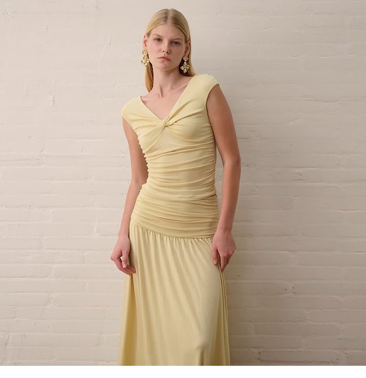 Sleeveless V-Neck Ruched Top Paired with Mid-Rise Flared Long Skirt