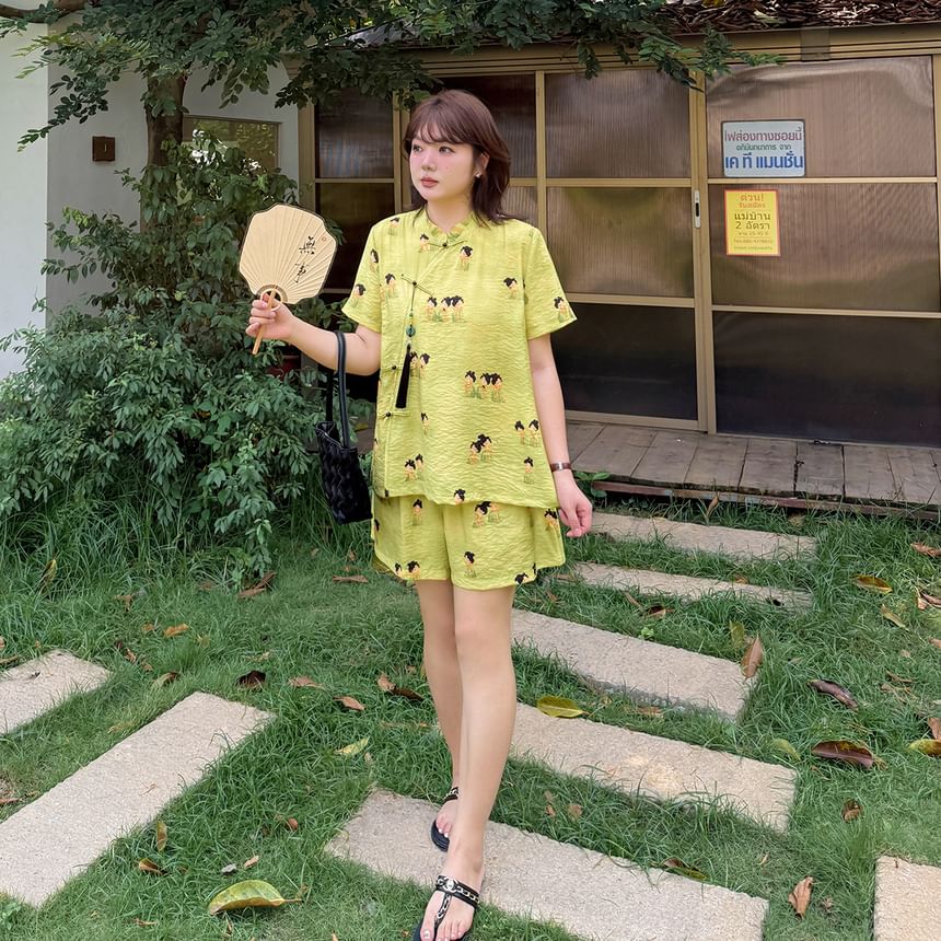 Plus Size Short-Sleeve Stand Collar Patterned Tassel Frog Buttoned Blouse / Elastic Waist Wide Leg Shorts