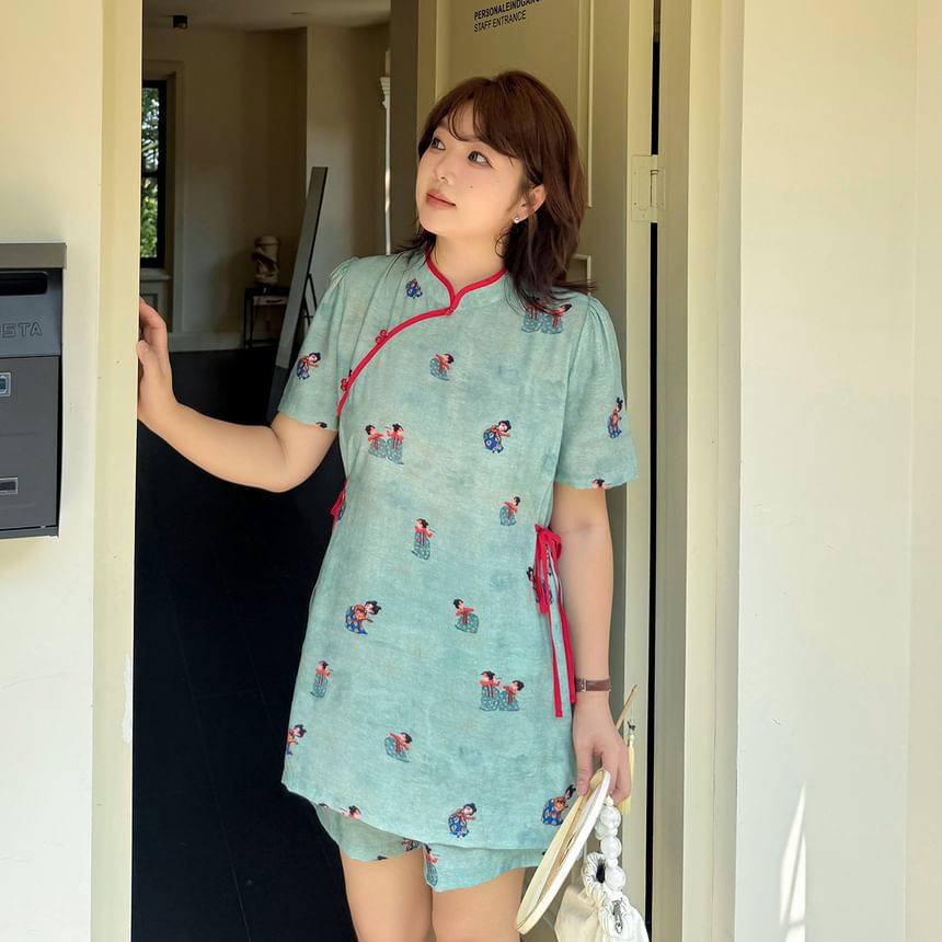 Plus Size Short-Sleeve Stand Collar Patterned Contrast Trim Tie Waist Blouse / Elastic Waist Wide Leg Shorts