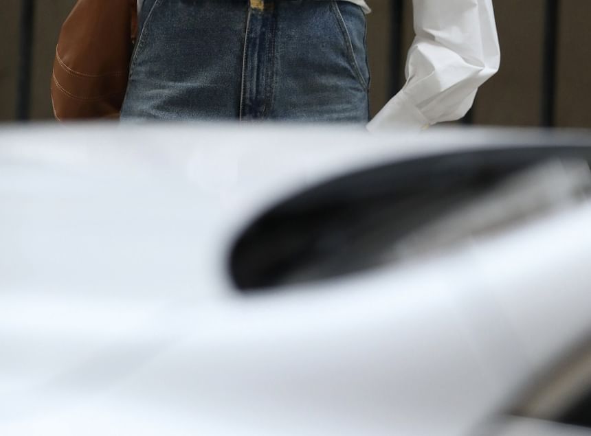 Plain V-Neck Puff-Sleeved Blouse