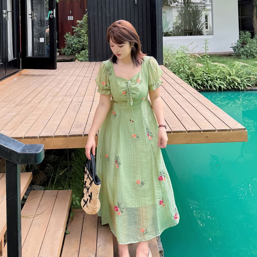 Plus Size Short Sleeve Sweetheart Neck Floral Embroidered Midi A-Line Dress