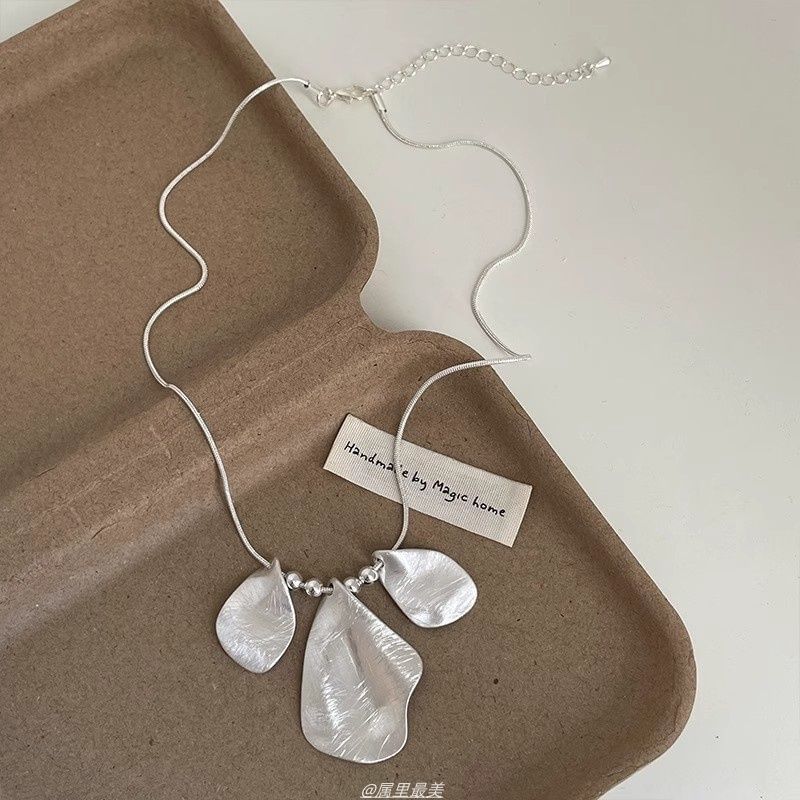 Alloy Brushed Petal Pendant Necklace