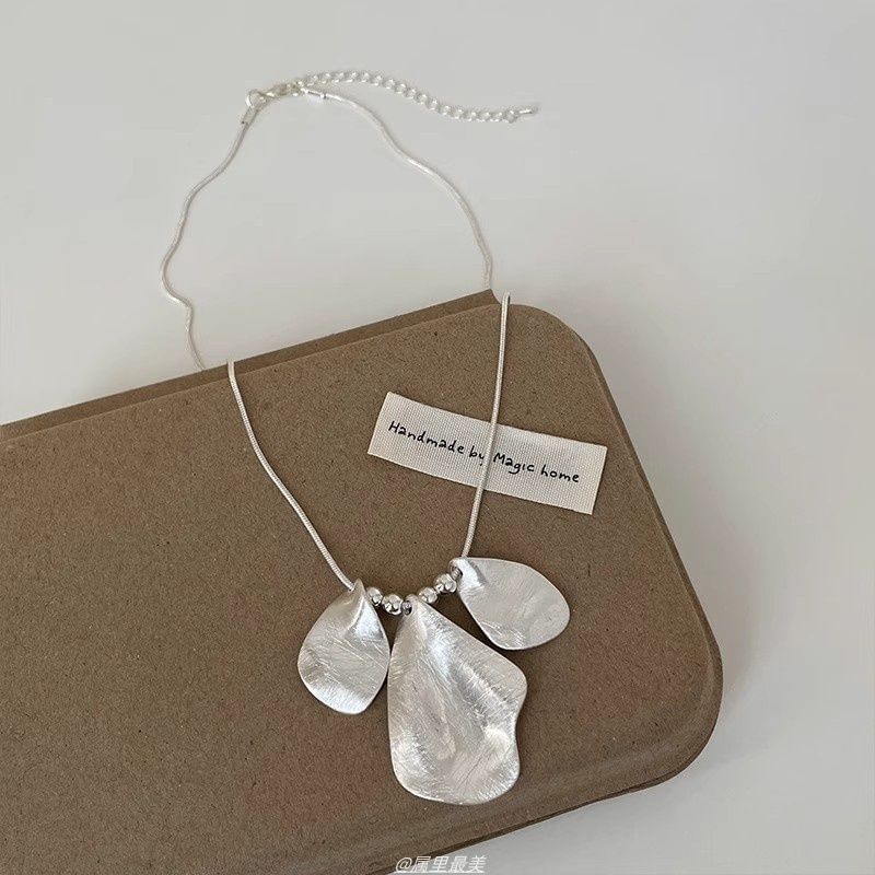 Alloy Brushed Petal Pendant Necklace