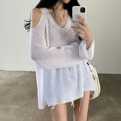 Cold-Shoulder Ribbed Knit Pullover with V-Neckline and Extended Sleeves