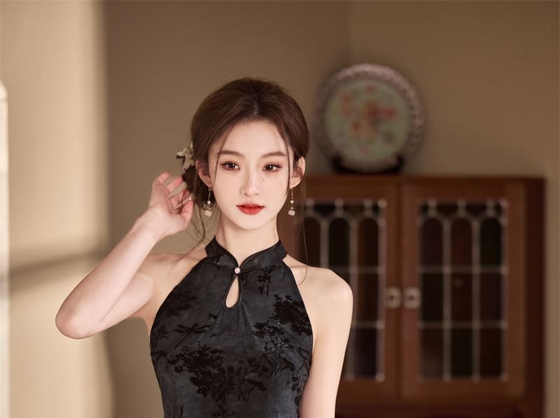 Sleeveless Keyhole Floral Qipao