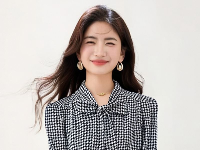 Houndstooth Blouse with Tie Neck and Long Sleeves