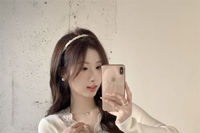 Lace-Trimmed V-Neck Knit Pullover with Long Sleeves
