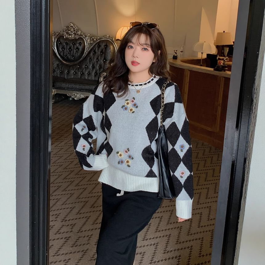 Plus Size Crew Neck Diamond Print Flower Accent Sweater