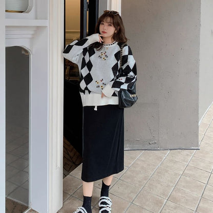 Plus Size Crew Neck Diamond Print Flower Accent Sweater