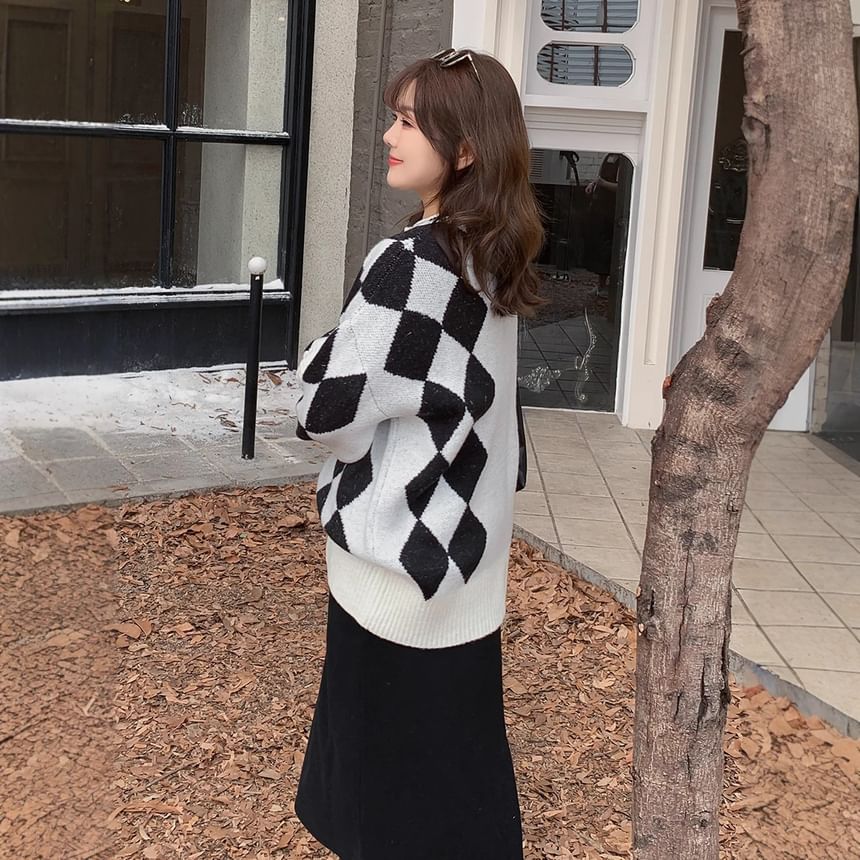 Plus Size Crew Neck Diamond Print Flower Accent Sweater