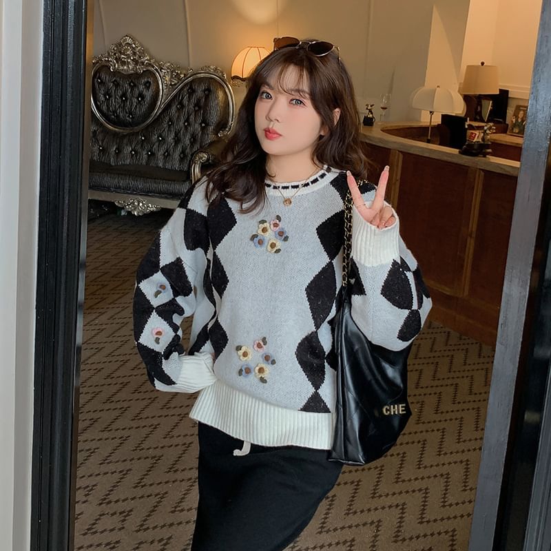 Plus Size Crew Neck Diamond Print Flower Accent Sweater
