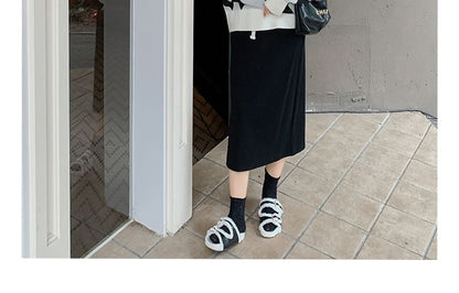 Plus Size Crew Neck Diamond Print Flower Accent Sweater