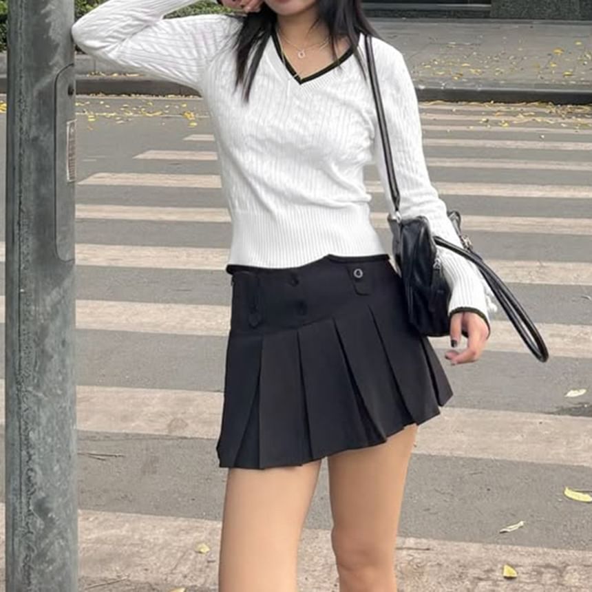 Cropped V-Neck Sweater with Contrasting Trim