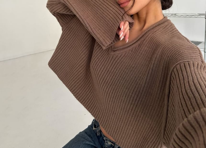Cropped V-Neck Pullover Sweater in Solid Color