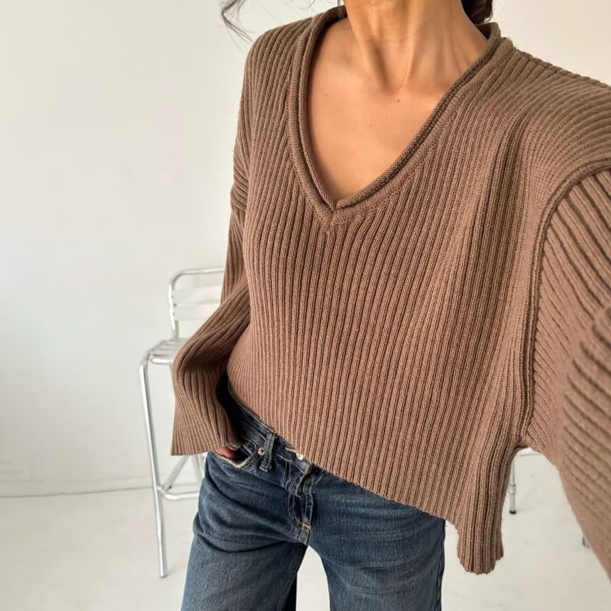 Cropped V-Neck Pullover Sweater in Solid Color