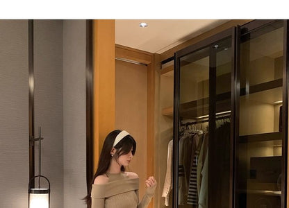 Halter Neck Cold Shoulder Crop Knit Long-Sleeve Top
